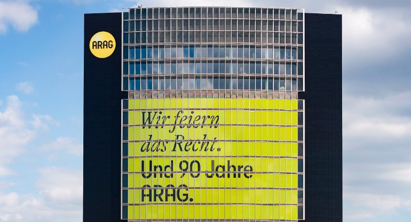 Von Weitem sichtbar: Das 1700 Quadratmeter große Jubiläumsplakat des Rechtsschutzversicherers ARAG am gleichnamigen Düsseldorfer Tower. (Foto: ARAG)