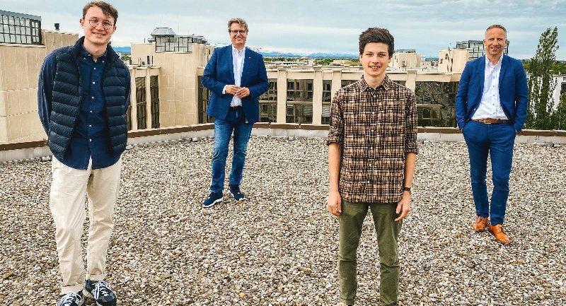 Im Vordergrund (v. l.): Paul Bäumler und Ludwig Petersen, Gründer der Lets GmbH, hinter ihnen (v. l.) Martin Gräfer, Vorstandsmitglied der Bayerischen und Norbert Porazik, geschäftsführender Gesellschafter von Fonds Finanz. (Foto: die Bayerische)