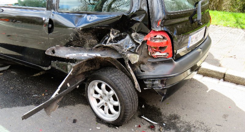 Schwere Schäden an einem parkenden Fahrzeug. Für Halter gilt es, für Sicherheit zu sorgen. (Foto: Gerhard Gellinger/Pixabay)