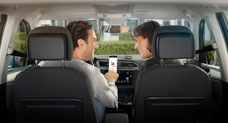 Digitale Zukunft im Auto dank Telematik: Mit Hilfe einer App werden Fahrdaten erfasst. Autofahrer bekommen für risikoarmes Fahren Kostenersparnisse bei der Kfz-Versicherung. (Foto: ADAC Autoversicherung)