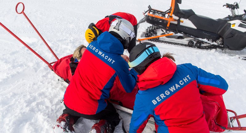 Ob Kollision mit einem anderen Skifahrer oder Kontrollverlust über die eigenen Ski: Muss nach einem Sturz am Berg die Pistenrettung kommen, kann es teuer werden. Eine private Unfallversicherung steht für die Kosten ein. (Foto: © benjaminnolte – adobe.stock.com)