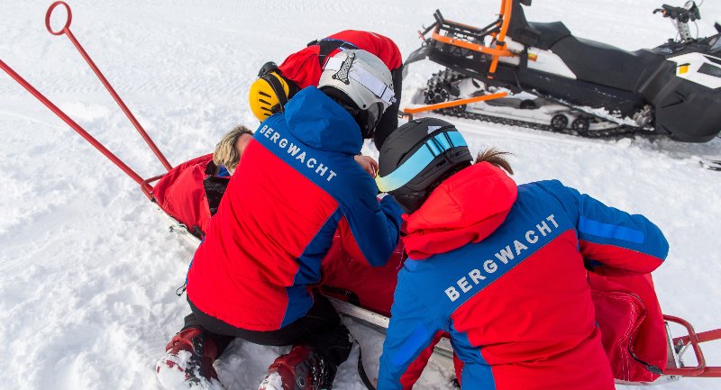 Jeder fünfte Sportunfall passiert beim Skifahren. Je nach Art und Schwere der Verletzung, muss die Pistenrettung kommen und den Schneesportler mit dem Ackja ins Tal bringen. (Foto: © benjaminnolte – stock.adobe.com)