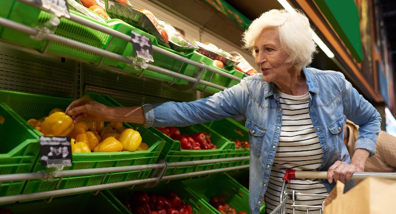 Frisches Gemüse für eine gesunde Ernährung ist gerade im Alter wichtig. Doch je nach Preisniveau am Wohnort können alleine die Lebensmitteleinkäufe einen Rentnerhaushalt erheblich belasten. Bis zu 581 Euro monatlich beträgt der regionale Unterschied bei der Rentenkaufkraft. (Foto: © Seventyfour – adobe.stock.com)