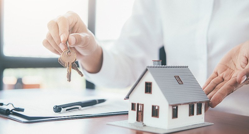 Ist das Haus bei Schlüsselübergabe auch versichert? Käufer sollten dies im Vorfeld gründlich prüfen. (Foto: © MIND AND I - stock.adobe.com)
