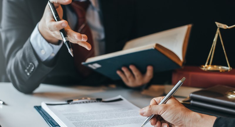 Anwalt, Gutachter, Gerichtsverfahren: Die Kosten eines juristischen Streits können immens hoch sein. Ohne Rechtsschutzversicherung ist das finanzielle Risiko für viele zu hoch. (Foto: © amnaj – stock.adobe.com)