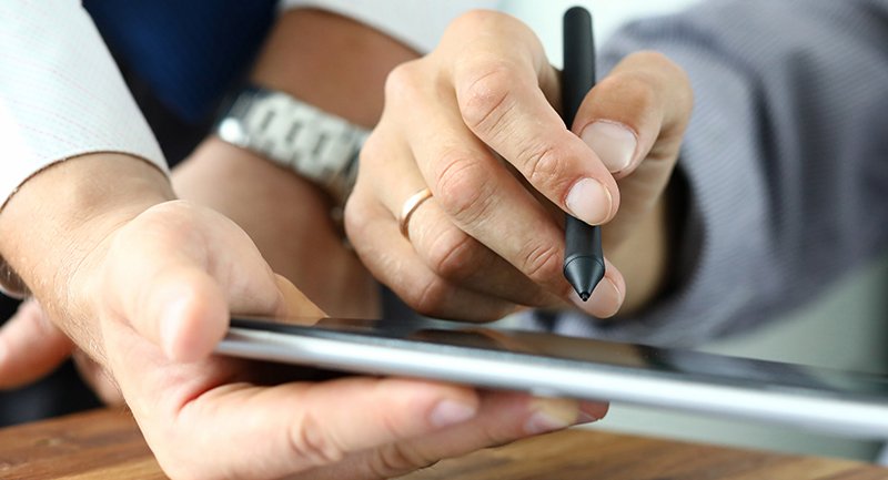 Die erzeugten Dokumente können sofort digital unterzeichnet werden, egal, ob die Beratung im Büro, am Telefon oder per Web-Konferenz erfolgt. (Foto: © H_Ko - stock.adobe.com)
