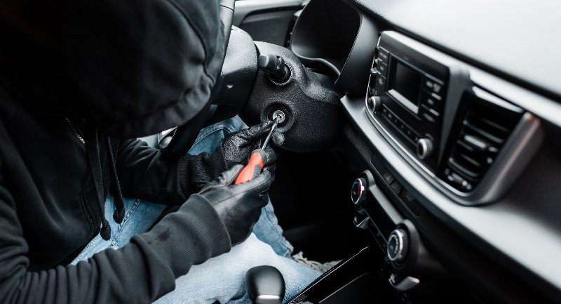 Ein simpler Schraubenzieher genügt und schon hat der Autodieb über das Zündschloss den Strom für die Fahrzeugelektronik freigeschaltet. So können der Bordcomputer angezapft und die elektronische Wegfahrsperre ausgetrickst werden. Besonders in Berlin ist das Klau-Risiko hoch. (Foto: © LIGHTFIELD STUDIOS - stock.adobe.com )