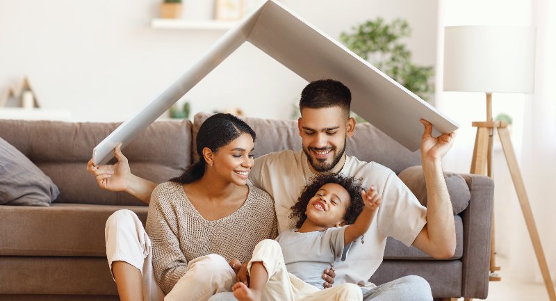 Schutz für die Existenz: Wer eine Familie mit schulpflichtigen Kindern hat und dazu noch ein Eigenheim abzahlen muss, sollte unbedingt an eine Risikolebensversicherung denken. Doch in fast jeder zweiten Familie fehlt eine solche Police. (Foto: © JenkoAtaman – stock.adobe.com)