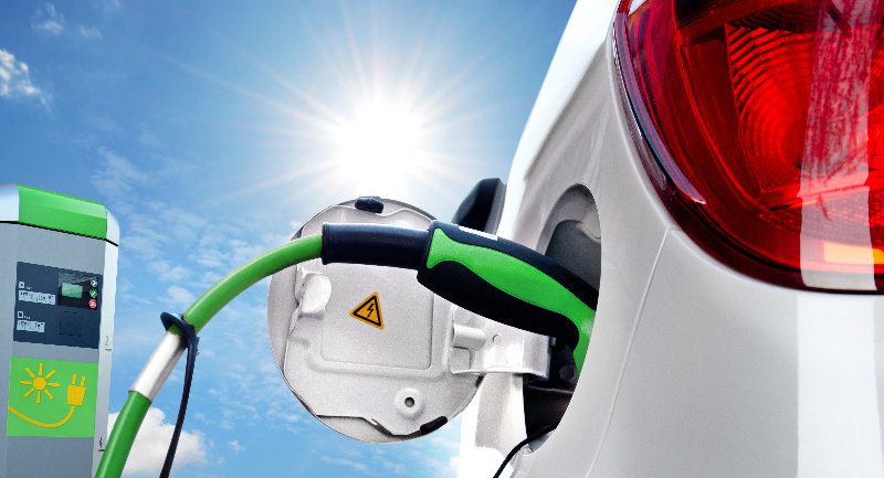 Elektromobilität im Fokus: Im neuen Kfz-Tarif der Sparkassen DirektVersicherung ist das Stromkabel auch während des Ladevorgangs versichert. (Foto: © Petair - stock.adobe.com)