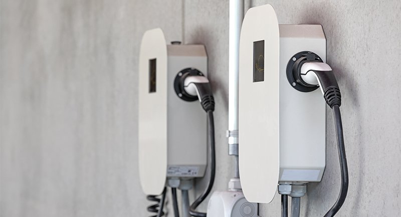 Die richtige Infrastruktur soll die Mobilitätswende vorantreiben: Eine Ladestation am eigenen Kfz-Stellplatz ist vom Gesetzgeber gewollt. (Foto: © Kara - stock.adobe.com)