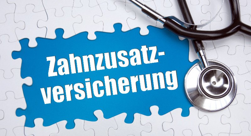 Wer mehr will als die Regelversorgung, muss draufzahlen. Eine Zahnzusatzversicherung füllte die Kostenlücke. (Foto: © Coloures-Pic - stock.adobe.com)