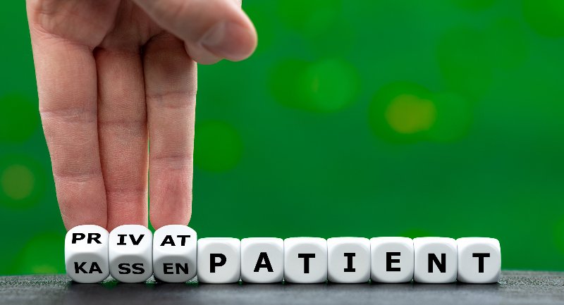 Privat oder Kasse? 2023 wechselten das sechste Jahr in Folge mehr Menschen von der gesetzlichen in die private Krankenversicherung als umgekehrt. (Foto: © Fokussiert – adobe.stock.com)