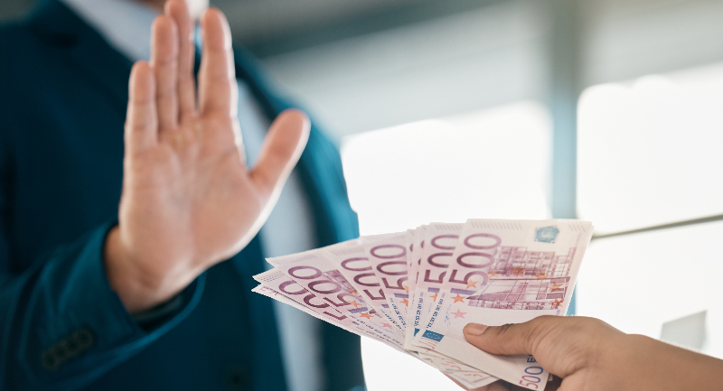 Hohe Bargeldeinzahlungen sind möglicherweise ein Hinweis auf Geldwäsche. Vermittler, die unter das GwG fallen, müssen solche Verdachtsfälle jetzt bei den Behörden melden. (Foto: © Jesse B/peopleimages.com - stock.adobe.com )