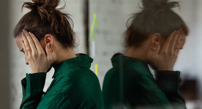Ständig niedergeschlagen, erschöpft, antriebsschwach und grüblerisch? Hier kann es sich um eine Depression handeln, die es den Betroffenen unmöglich macht, ihren Berufsalltag zu bewältigen. Debeka-Chef Thomas Brahm mahnt angesichts steigender Fallzahlen eine Entstigmatisierung und mehr Hilfe für die Betroffenen an. (Foto: © Halfpoint – stock.adobe.com)