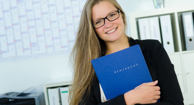 Junge Leute, die mit ihren persönlichen Fähigkeiten und einer vollständigen Bewerbungsmappe überzeugen können, haben gute Chance auf einen Ausbildungsplatz in der Versicherungsbranche. Viele Unternehmen bieten auch Plätze für Dual Studierende. (Foto: © Racle Fotodesign – stock.adobe.com)
