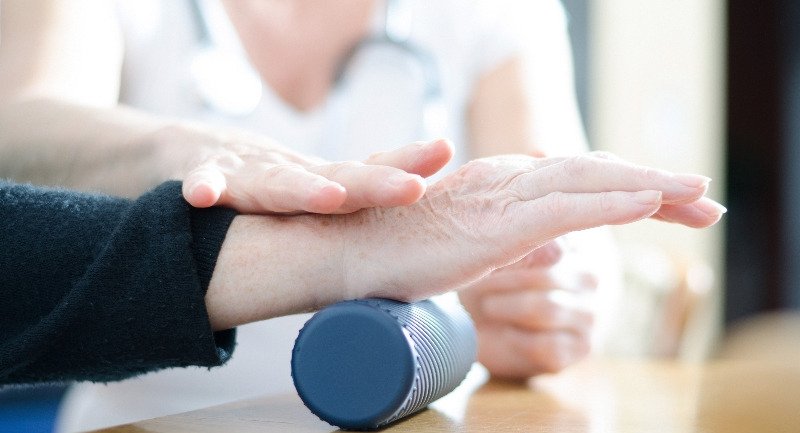 Der Verlust grundlegender Fähigkeiten wie Greifen kann erhebliche Auswirkungen auf die Berufstätigkeit und Lebensführung haben. Hierbei kann eine Grundfähigkeitsversicherung mit monatlicher Rentenzahlung helfen. (Foto: © js-photo - stock.adobe.com)