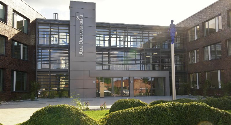 Der Konzernsitz der Alten Oldenburger in Vechta. Von hier aus lenken 280 Mitarbeiterinnen und Mitarbeiter das Krankenversicherungsgeschäft – auch im Corona-Jahr mit Erfolg. (Foto: Alte Oldenburger)