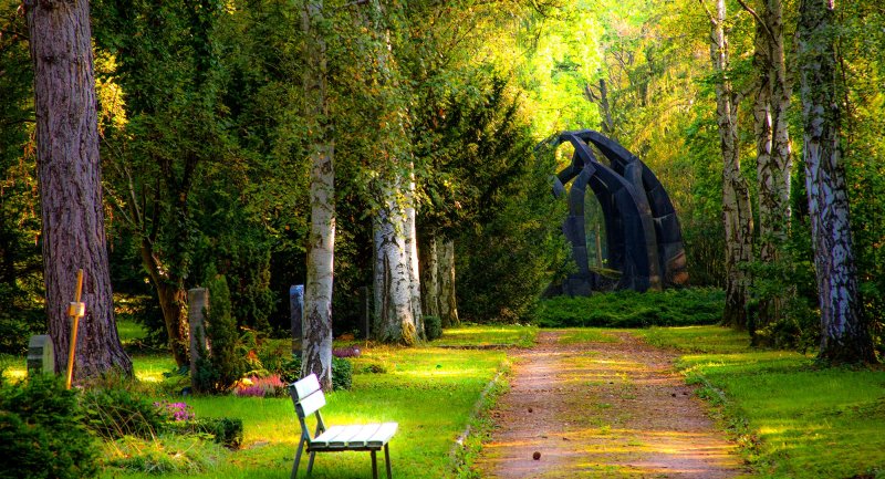 Für ein Begräbnis auf einem Friedhof müssen hohe Ausgaben einkalkuliert werden. (Foto: Katja Just/Pixabay)
