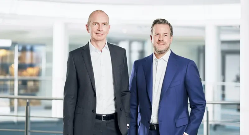 Zwei CEOs im Angriffsmodus: Dr. Andreas Eurich und Oliver Schoeller von BarmeniaGothaer haben die neue Konzernstrategie ZusammenStark vorgestellt. In drei Jahren sollen die jährlichen Beitragseinnahmen über zehn Milliarden Euro liegen.