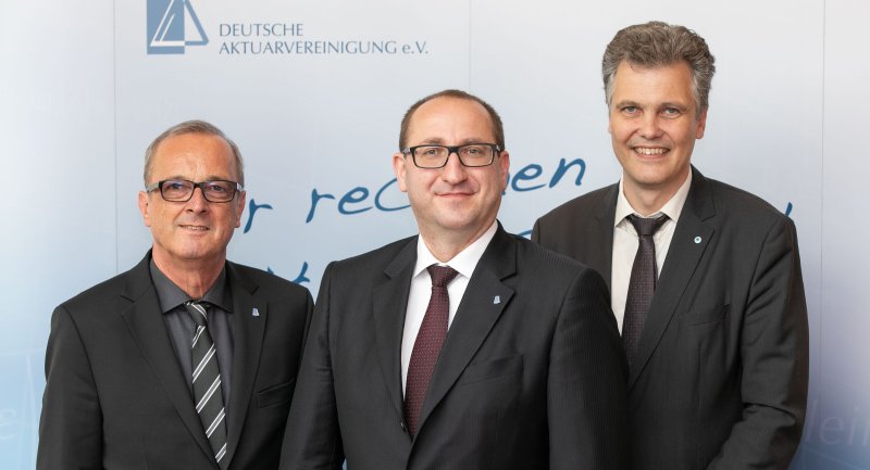 Der engere Vorstand der DAV mit dem Vorsitzenden Dr. Guido Bader (Mitte) vertritt eine klare Haltung bei seiner Empfehlung für den Höchstrechnungszins. (Foto: Deutsche Aktuarvereinigung e.V. )