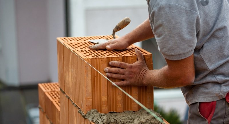 Fast 40 Prozent aller Maurer sind vor Eintritt des Rentenalters von Erwerbsunfähigkeit betroffen und beziehen eine Erwerbsminderungsrente. Doch das Geld vom Staat reicht kaum zum Leben. Private Absicherung der Arbeitskraft tut Not. (Foto: © Gina Sanders - stock.adobe.com)