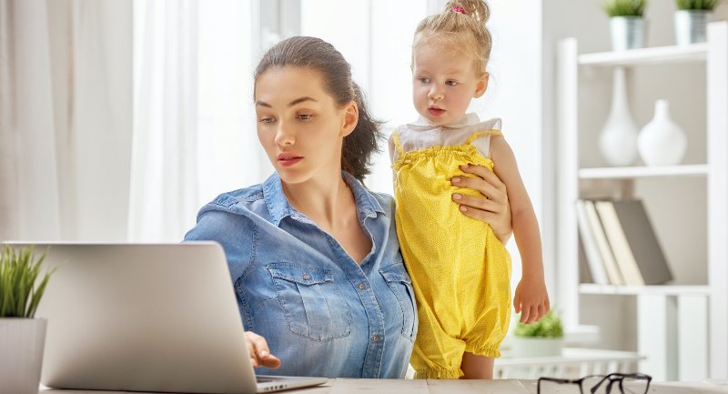 Auch mit Vollzeitjob lastet die Familienarbeit immer noch hauptsächlich auf den Schultern der Frauen – mit fatalen Folgen für die Arbeitskraft: Vor allem wegen seelischer Leiden ist ihr BU-Risiko in den vergangenen 20 Jahren massiv gestiegen. (Foto: © Konstantin Yuganov - stock.adobe.com)