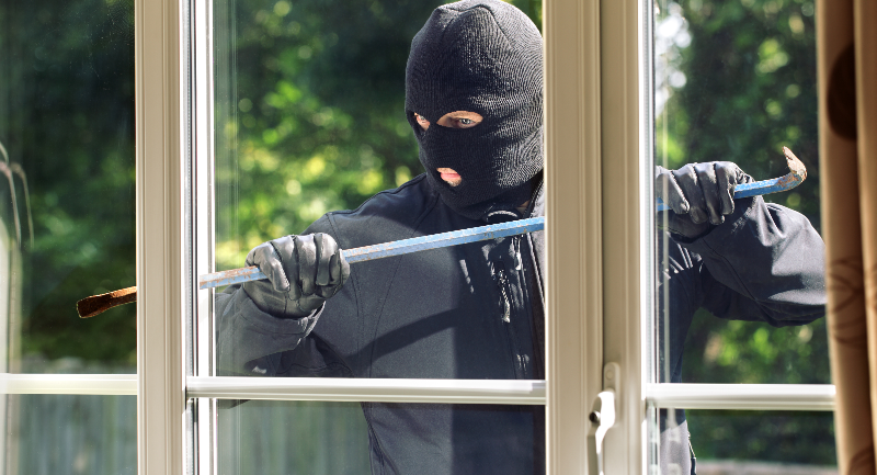 Einbruchhemmende Fenster und Türen erschweren Kriminellen die Arbeit. Bislang werden sie in Deutschland bei Neubauten nicht standardmäßig eingebaut. (Foto: Brian Jackson / Adobe Stock)