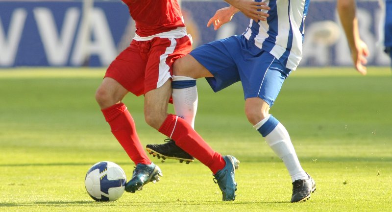 Riskanter Zweikampf: Unter den Sportunfällen ereignet sich mehr als jeder Dritte beim Fußballspielen. Eine private Unfallpolice schafft zumindest monetäre Sicherheit. (Foto: © Maxisport - stock.adobe.com)