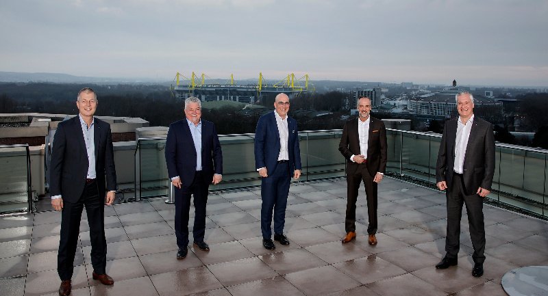Sie sind die verantwortlichen Köpfe im neu aufgestellten regionalen Maklervertrieb der SIGANL IDUNA (v. l.): Stefan Kömme, Donald Piesker, Ulrich Scheele, Albert Escoda, Udo Redmann. (Foto: SIGNAL IDUNA)