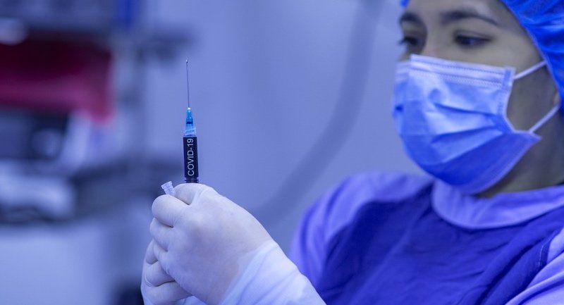 Corona-Impfung vom Betriebsdoc: Viele deutsche Versicherer haben innerhalb kurzer Zeit große Kapazitäten für die betriebliche Impfung geschaffen. Doch der Bund kommt mit den Lieferungen (noch) nicht hinterher. (Foto: fernando zhiminaicela/Pixabay)