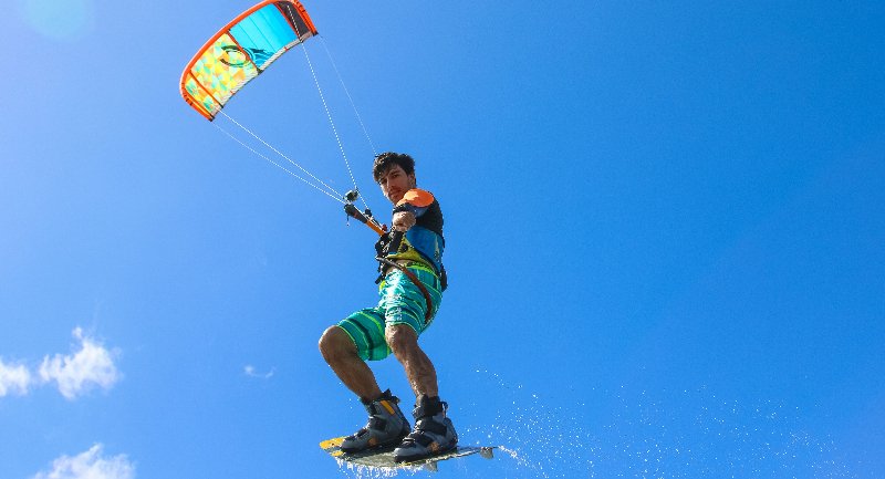 Bein Kiten heben die Surfer meterhoch ab. In den Unfallversicherungen von Policenwerk sind mögliche Unfälle abgesichert. (Foto: APG Graphics/ Pexels)