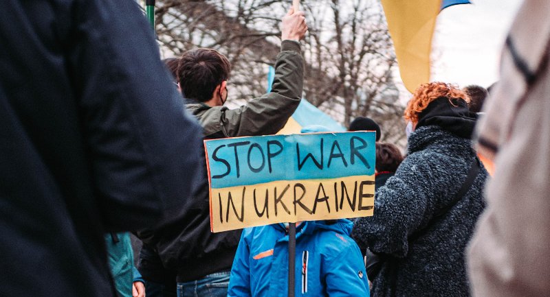 Solidaritätsbekundung: #WestandwithUkraine (Foto: Matti/Pexels)