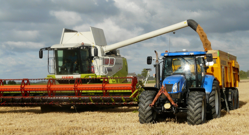Wenn große landwirtschaftliche Maschinen ihren Dienst versagen, führt das mitunter nicht nur zu teuren Reparaturen. Auch die Folgeschäden durch den Ausfall der Geräte können enorm sein. (Foto: Pexels)