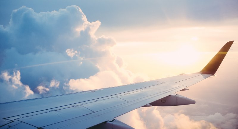 Wer in den Urlaub fliegt, sollte vorher seinen Versicherungsschutz überprüfen. (Foto: Free-Photos/Pixabay)