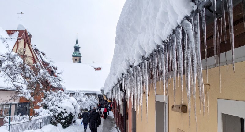 Unterschätzte Gefahr: Wenn sich größere Schneemengen oder Eiszapfen lösen, kann es für arglose Passanten gefährlich werden. (Foto: Firefly@adobe.com)