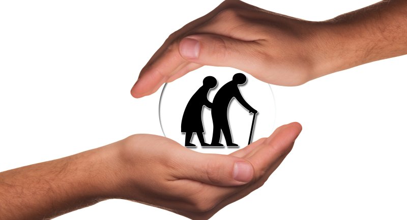 Beim Verlust elementarer Fähigkeiten gibt es oft Pflegebedarf. Hier hilft die Grundfähigkeitenversicherung. (Foto: Gerd Altmann/Pixabay)
