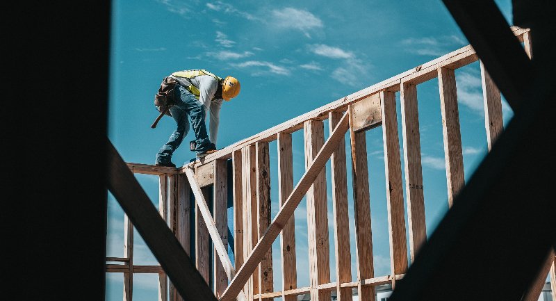Auf der Baustelle lauern allerlei Gefahren – und damit Haftungsrisiken für Bauunternehmen. (Foto: Unsplash/Josh Olalde)