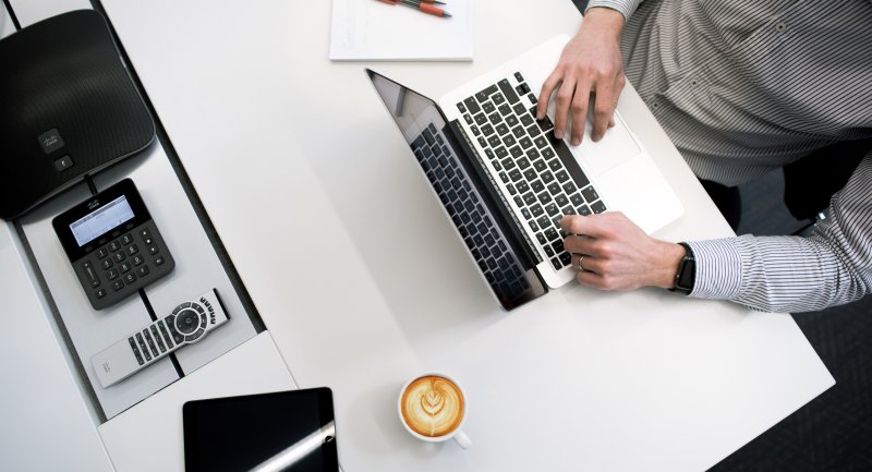 Anträge zu stellem, soll beim Lebensversicherer Dialog zukünftig digitaler und einfacher werden. (Foto: Tyler Franta/Unsplash)