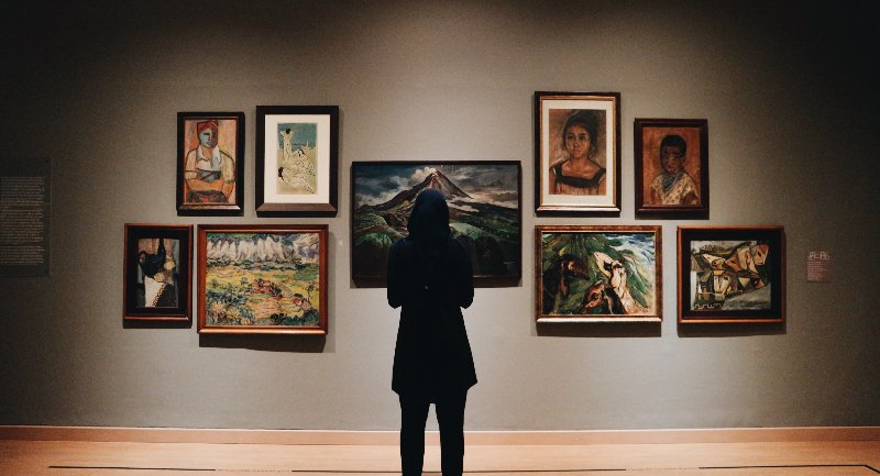 Ob im Museum oder im Privatbesitz: Der Verlust oder die Beschädigung von wertvollen Kunstwerken ist nicht nur ein finanzielles Risiko. (Foto: Zalfa Imani/Unsplash)