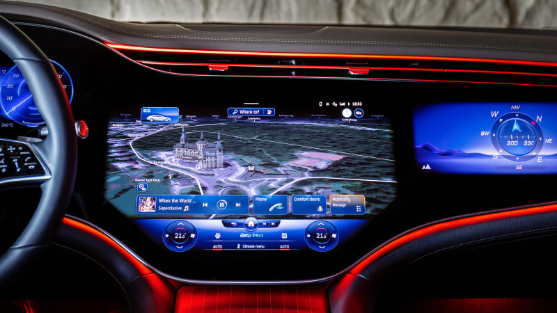 Hightech-Cockpit: Selbstfahrende Autos wie der neue Mercedes EQS erfordern besonders zuverlässige Technik. (Foto: Mercedes Benz)