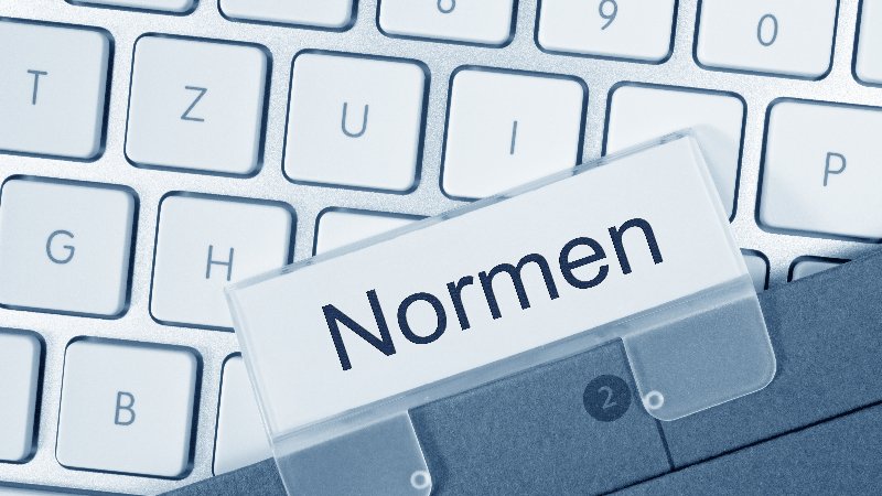 Die DIN-Norm 77230 legt ein Verfahren für die Basis-Finanzanalyse für Privathaushalte im Hinblick auf die Themen Absicherung, Vorsorge und Vermögensplanung fest. Nun soll auch Nachhaltigkeit in der Beratung berücksichtigt werden. (Foto: © DOC RABE Media - stock.adobe.com)