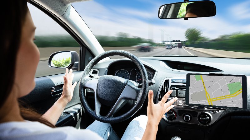 Für den Anfang noch ohne größere Praxisrelevanz: Automatisiertes Fahren mit höchstens 60 Kilometer pro Stunde auf der Autobahn. (Foto: © Andrey Popov - stock.adobe.com)