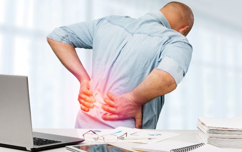 Allianz-Kunden in der privaten Krankenversicherung bekommen ein kostenloses, digitales Angebot zur Unterstützung beim Kampf gegen Rückenschmerzen. (Foto: © BillionPhotos.com - stock.adobe.com)