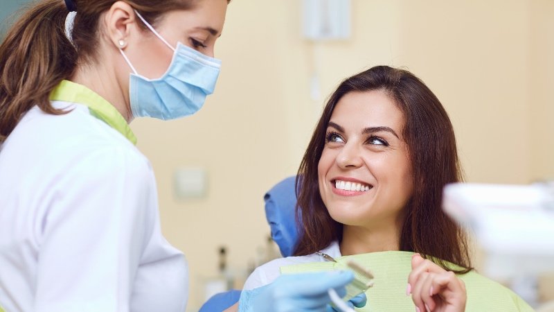 Das zahlt sich aus: Die Budgettarife umfassen auch die Verwendung für eine professionelle Zahnreinigung. (Foto: © Studio Romantic - stock.adobe.com)