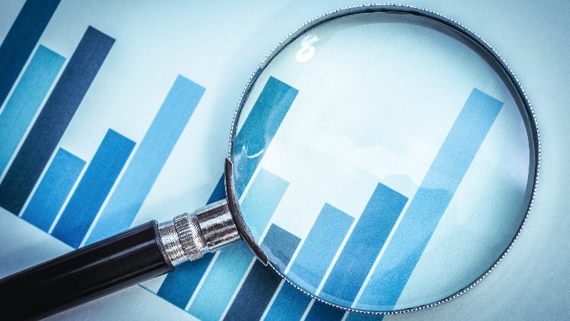 Tiefer Blick in die Zahlen: Schon zum 22. Mal veröffentlichte der Branchenriese Willis Towers Watson seine Vertriebswege-Studie zur Lebensversicherung. (Foto: © Win Nondakowit - stock.adobe.com)