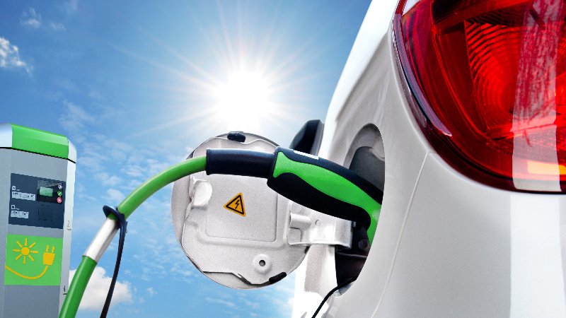 Eine Ursache für die oftmals günstigere Typklasseneinstufung reiner Elektroautos könnte darin liegen, dass Fahrer wegen der Reichweite langsamer und damit möglichst batterieschonend unterwegs sind. (Foto: © Petair - stock.adobe.com)