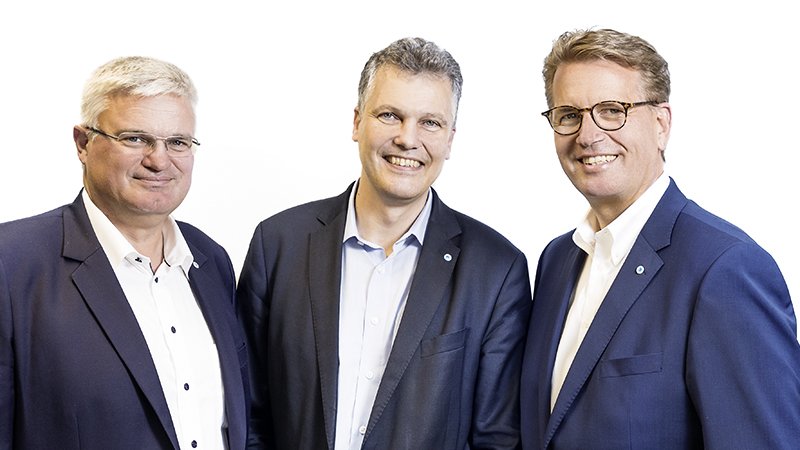 Zufrieden über die Geschäftsentwicklung ist der Vorstand der Bayerischen (v.l. Thomas Heigl, Dr. Herbert Schneidemann und Martin Gräfer). (Foto: die Bayerische)