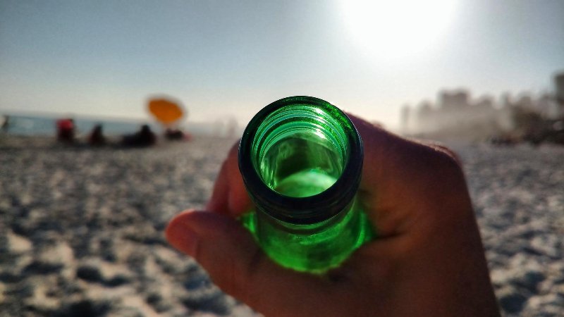 Es bleibt fraglich, ob bei einem Alkoholexzess im Urlaub, der eine stationäre Behandlung nach sich zieht, bei den drei Anbietern tatsächlich der Versicherungsschutz gefährdet war. (Foto: Klaus Aires Alves/Pixabay)
