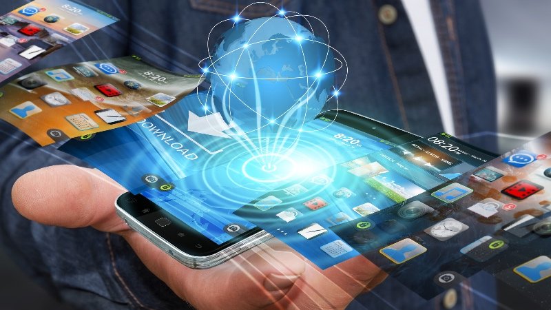 Bei Cloud Computing verschiebt sich der Ort der Bereitstellung von Speicher, Rechenleistung und Anwendungen von einem einzelnen Server auf mehrere virtuelle Server, die in großen Serverfarmen organisiert werden. (Foto: sdecoret / Fotolia)