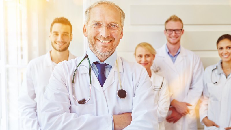 Wer sich im Falle eines Klinikaufenhaltes vom Chefarzt oder der Chefärztin behandeln lassen möchte, sollte sich rechtzeitig um eine passende Krankenhauszusatzversicherung kümmern. (Foto: Robert Knechte – stock.adobe.com)